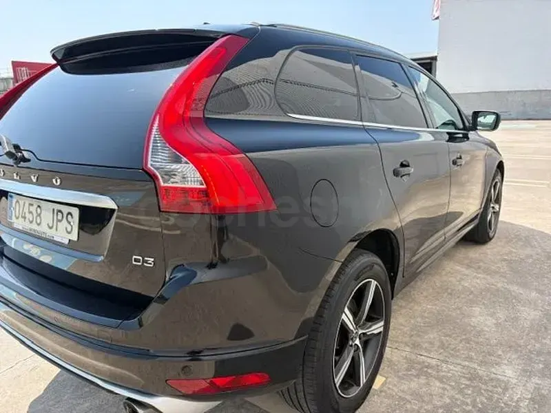Usado Volvo XC60 R-Design Momentum 150 CV (110 kW) 2016 Negro SUV