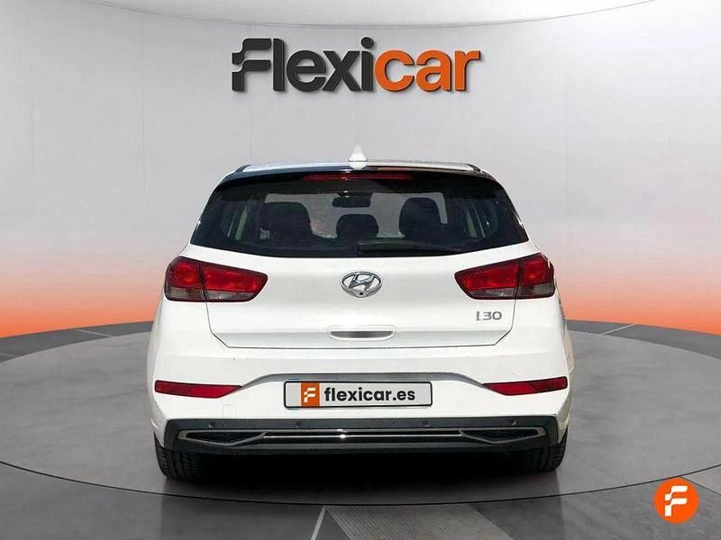 Usado Hyundai i30 116 CV (85 kW) 2021 Blanco Berlina