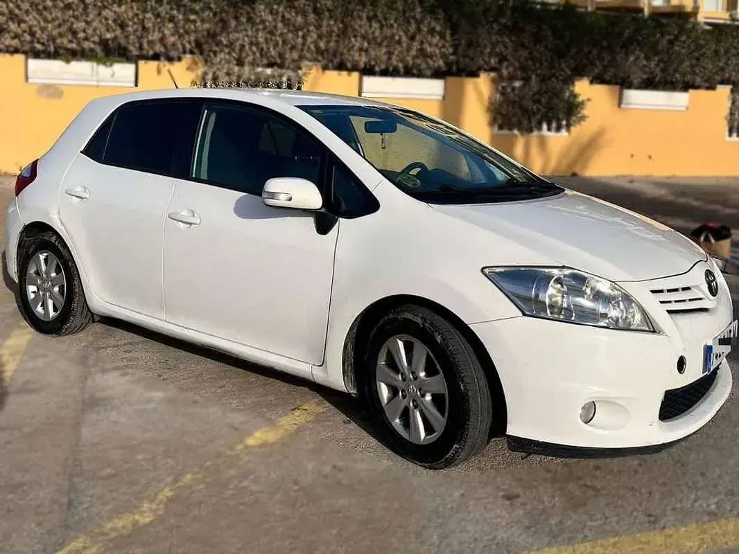 Usado Toyota Auris Live 90 CV (66 kW) 2012 Blanco Utilitario