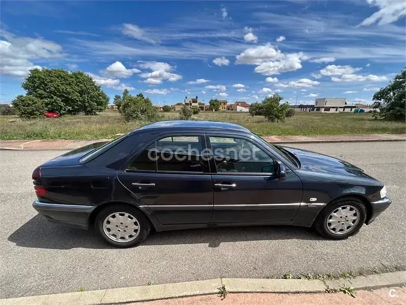 Usado Mercedes C200 Elegance 136 CV (100 kW) 2000 Negro Berlina