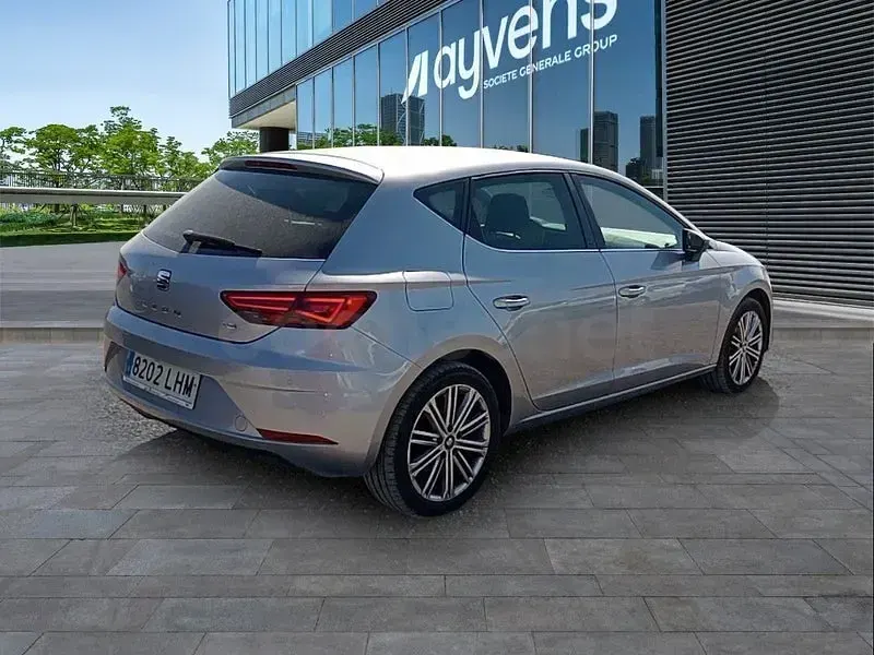 Usado Seat Leon XCELLENCE 130 CV (95 kW) 2020 Gris / plata Berlina