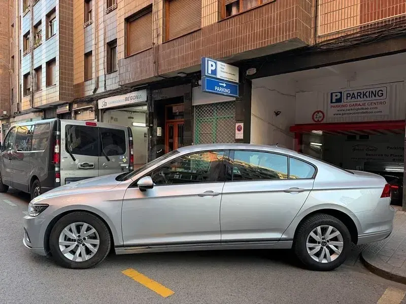 Usado VW Passat 150 CV (110 kW) 2021 Gris / plata Berlina