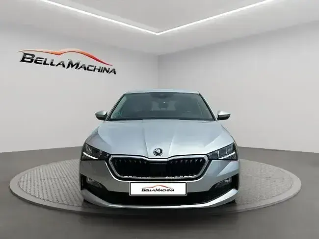 Usado Skoda Scala Ambition 95 CV (69 kW) 2023 Gris Utilitario