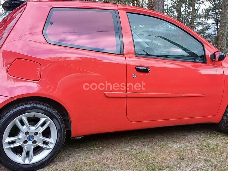 Usado Fiat Punto 70 CV (51 kW) 2004 Rojo Utilitario