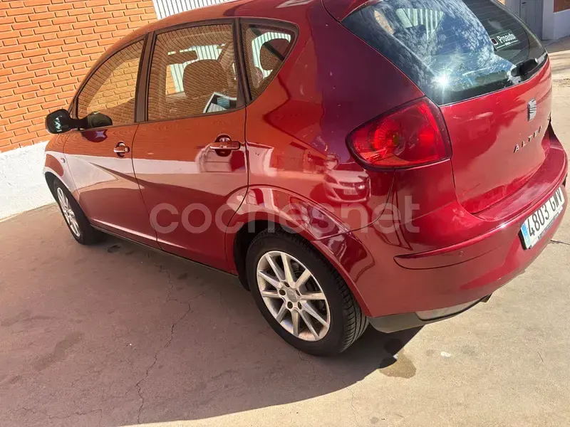 Usado Seat Altea Reference 105 CV (77 kW) 2010 Granate Monovolumen
