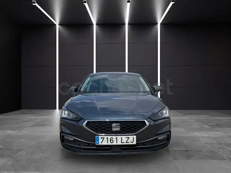 Usado Seat Leon Style 130 CV (95 kW) 2022 Gris / plata Berlina