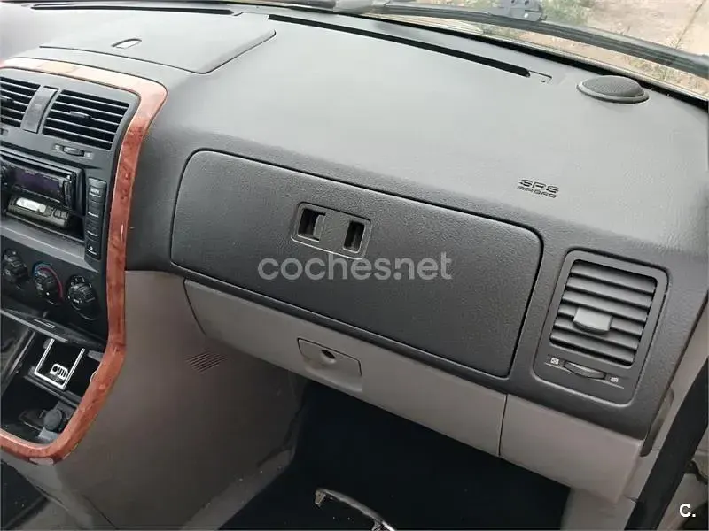 Usado Kia Carnival EX 144 CV (105 kW) 2004 Gris / plata Monovolumen