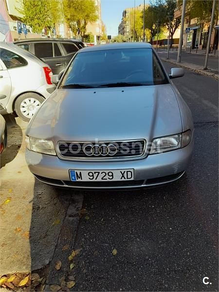 Usado Audi A4 125 CV (91 kW) 1999 Gris / plata Berlina