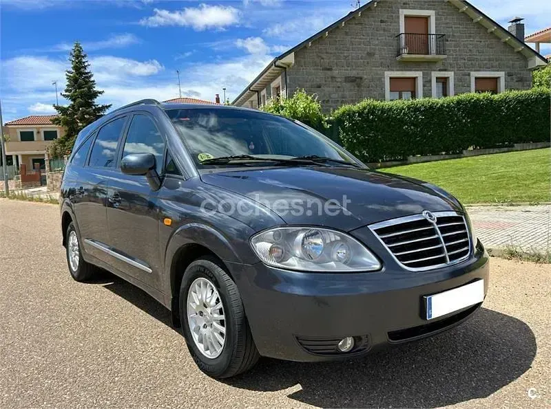 Usado SsangYong Rodius 165 CV (121 kW) 2010 Gris / plata Monovolumen