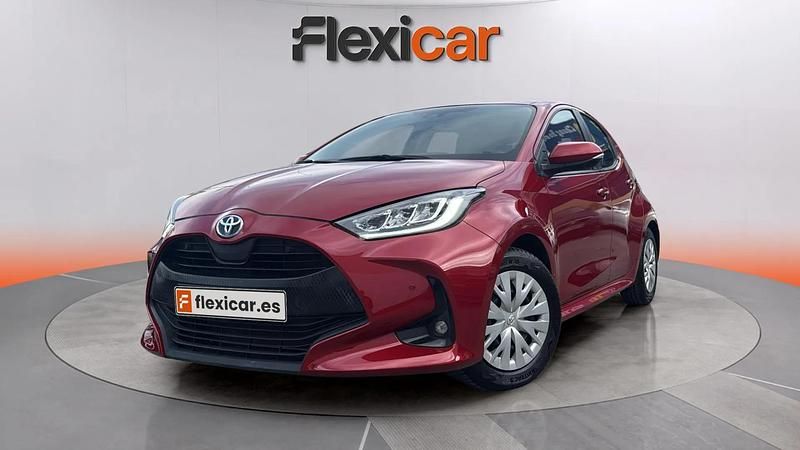 Usado Toyota Yaris Hybrid Active 116 CV (85 kW) 2023 Rojo Utilitario