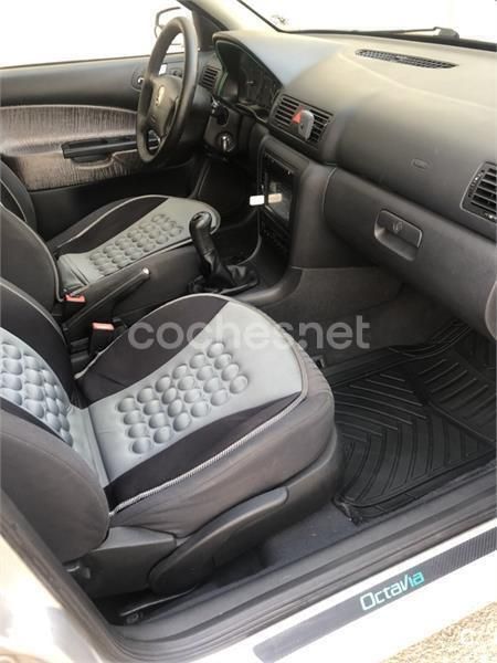Usado Skoda Octavia Ambiente 90 CV (66 kW) 2002 Gris / plata Berlina