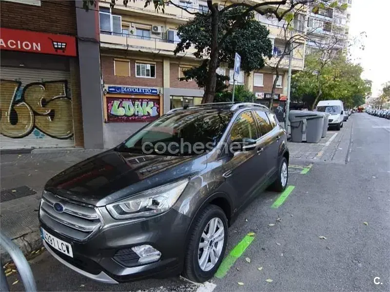Usado Ford Kuga Trend 120 CV (88 kW) 2019 Gris / plata SUV