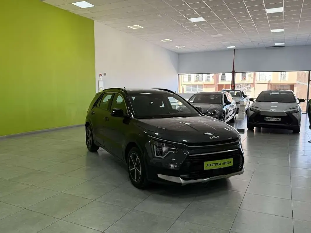 Usado Kia Niro 129 CV (94 kW) 2024 Gris SUV