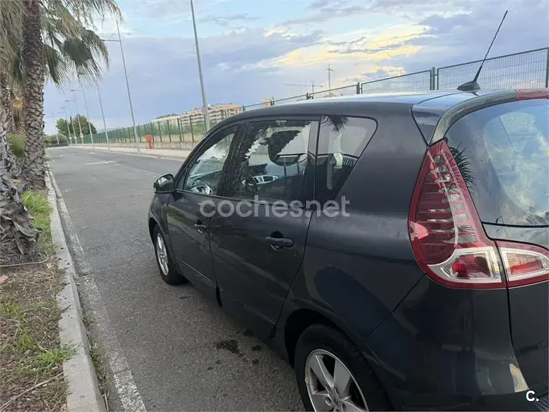 Usado Renault Scénic III Dynamique 105 CV (77 kW) 2009 Gris / plata Monovolumen