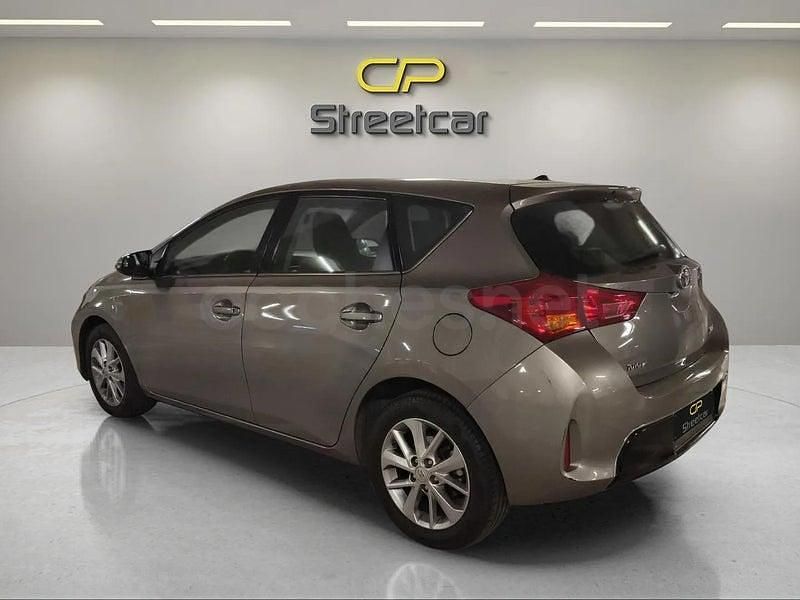 Usado Toyota Auris Active 132 CV (97 kW) 2015 Gris / plata Berlina