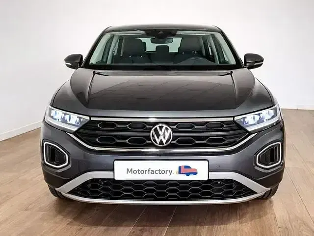 Usado VW T-Roc 110 CV (80 kW) 2024 Gris / plata SUV