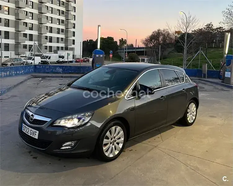Usado Opel Astra Cosmo 115 CV (84 kW) 2010 Negro Berlina