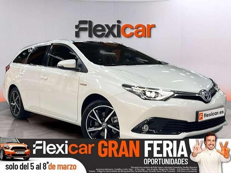 Usado Toyota Auris Touring Sports Active 136 CV (100 kW) 2017 Blanco Familiar