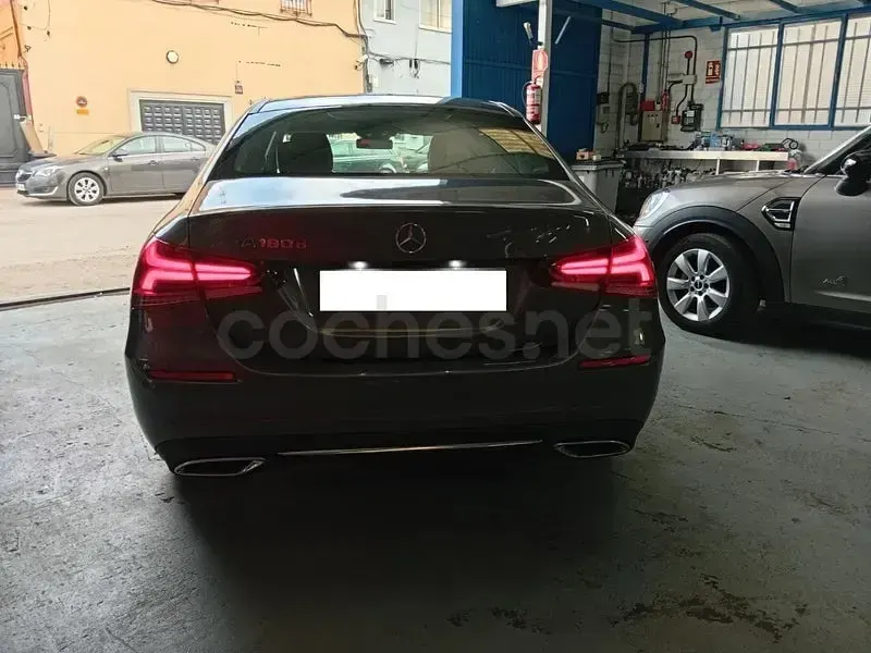 Usado Mercedes A180 116 CV (85 kW) 2019 Gris / plata Berlina