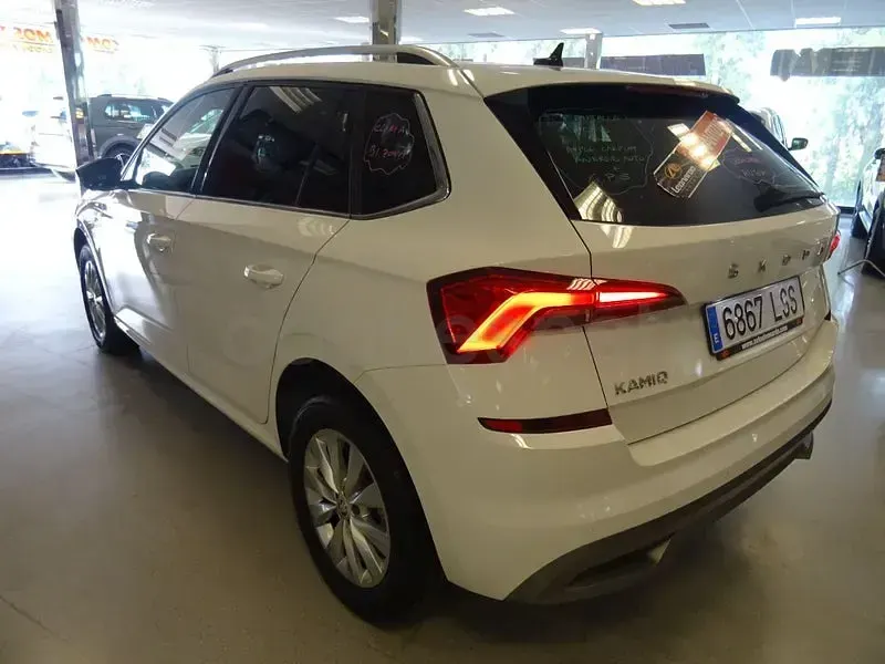 Usado Skoda Kamiq Ambition 110 CV (80 kW) 2022 Blanco SUV