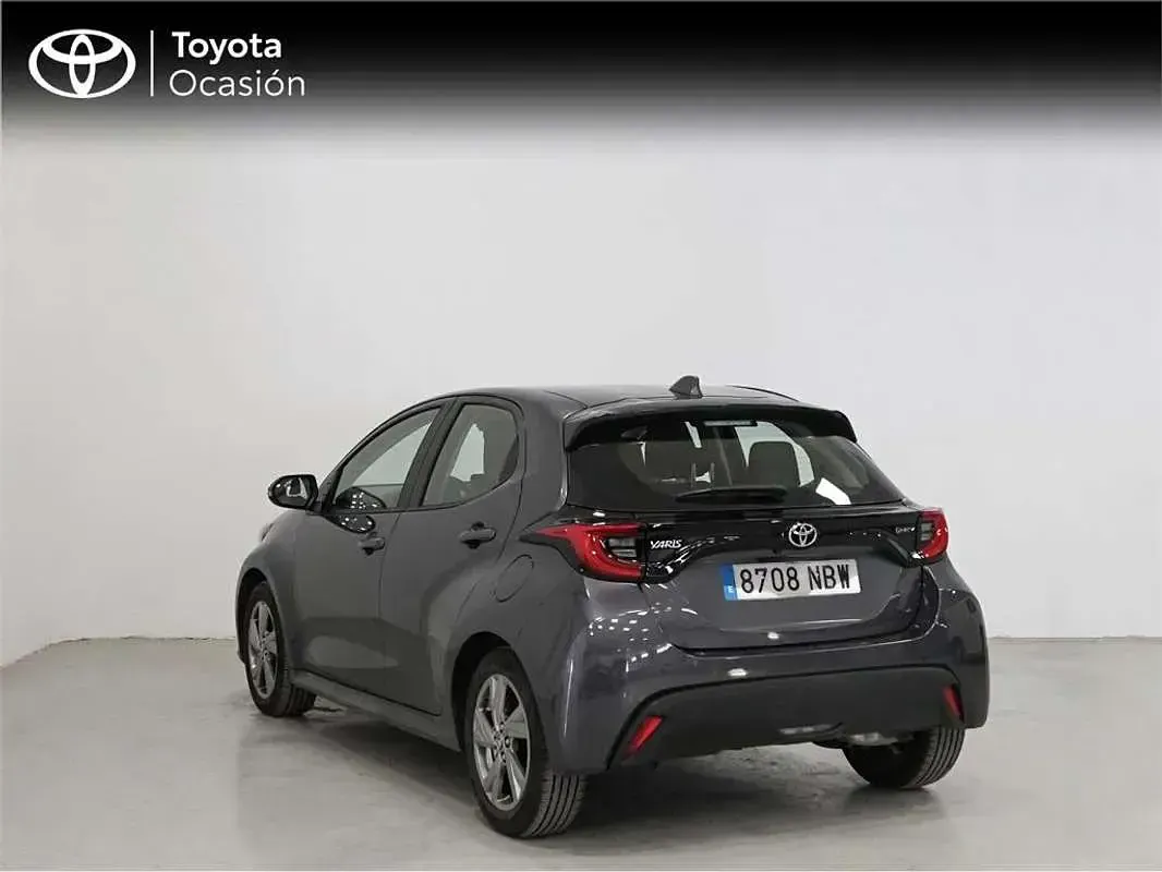 Usado Toyota Yaris Hybrid Active 116 CV (85 kW) 2025 Gris Monovolumen