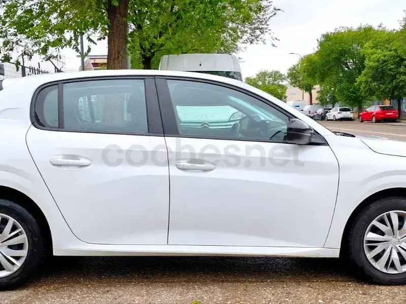 Usado Peugeot 208 Allure 100 CV (73 kW) 2022 Blanco Utilitario