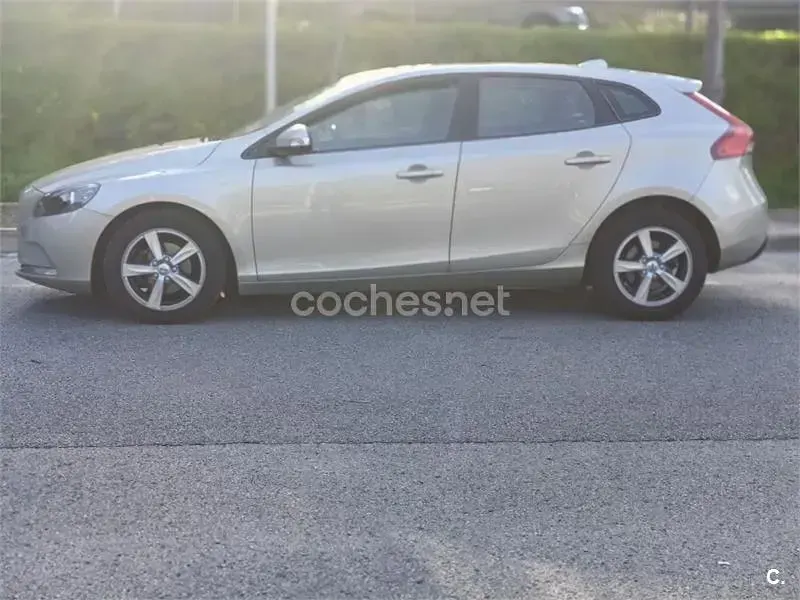 Usado Volvo V40 Momentum 120 CV (88 kW) 2016 Beige Berlina