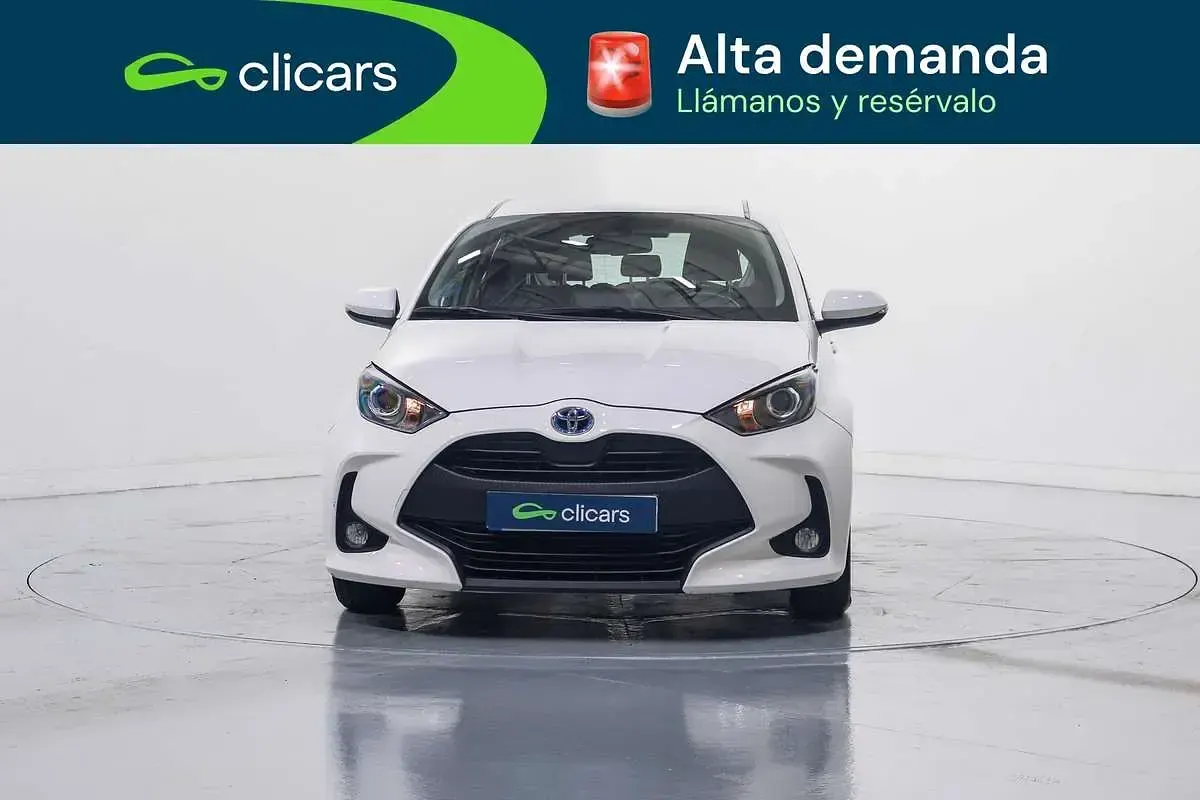 Usado Toyota Yaris Hybrid Active 75 CV (55 kW) 2022 Blanco Berlina