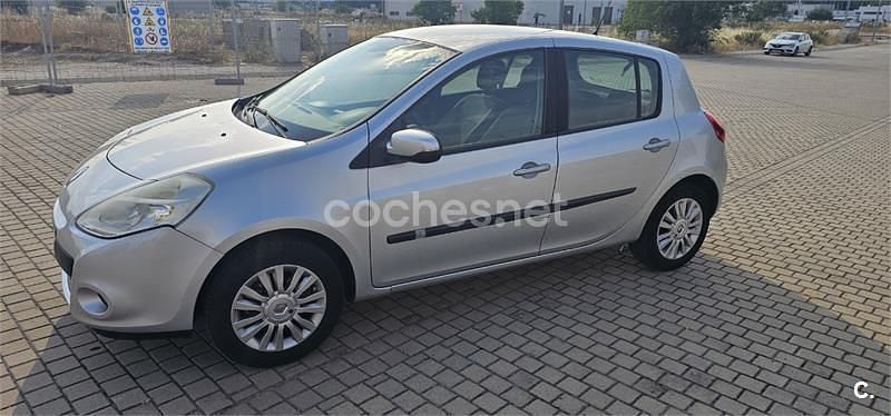 Gris / plata Usado 2011 Renault Clio II Expression Berlina | 3999 € (Buen precio) - Imagen 1/4