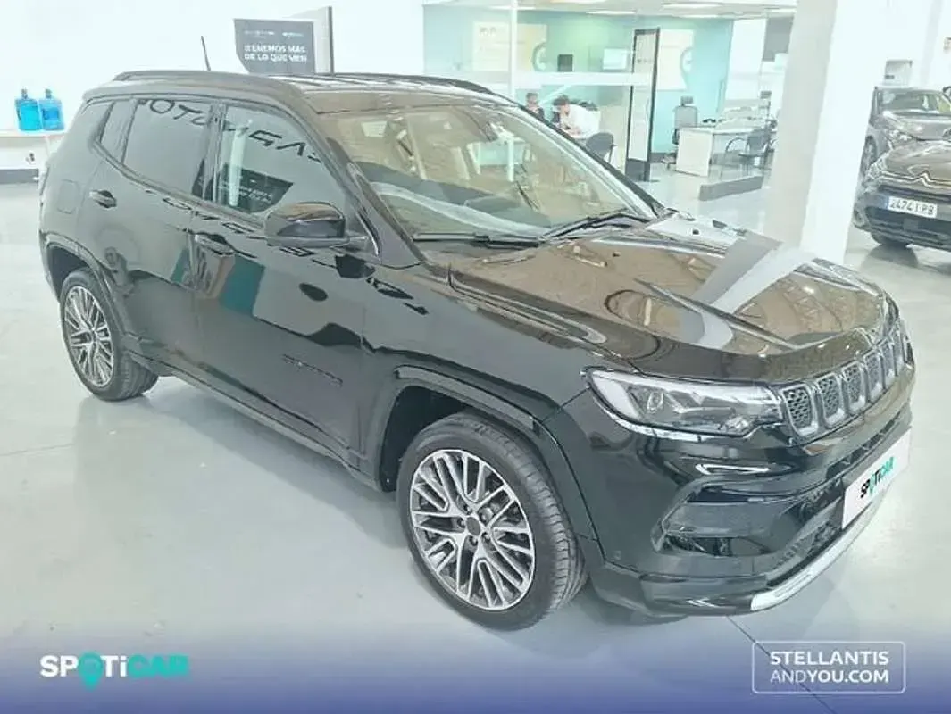 Usado Jeep Compass Summit 131 CV (96 kW) 2024 Negro SUV