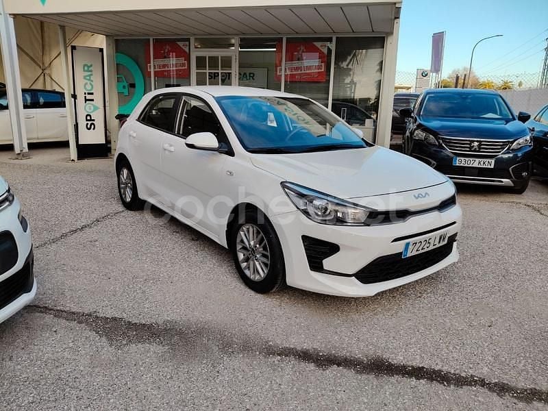 Blanco Usado 2022 Kia Rio Berlina | 11.995 € (Buen precio) - Imagen 1/4