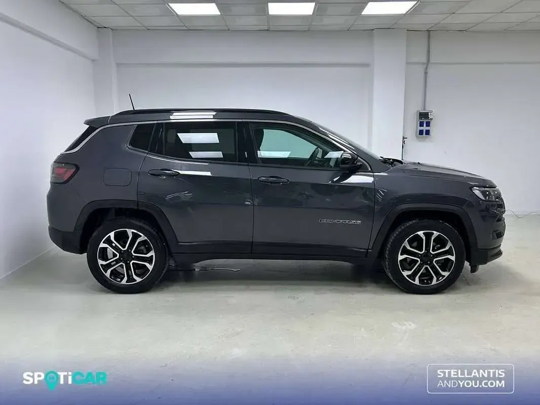 Usado Jeep Compass Limited 131 CV (96 kW) 2022 Gris SUV