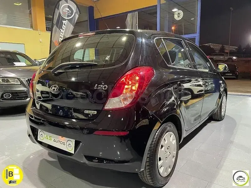Usado Hyundai i20 Classic 75 CV (55 kW) 2013 Negro Berlina