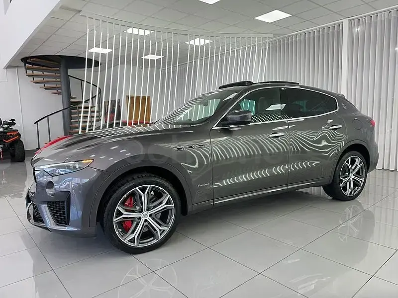 Usado Maserati Levante 350 CV (257 kW) 2020 Gris / plata SUV