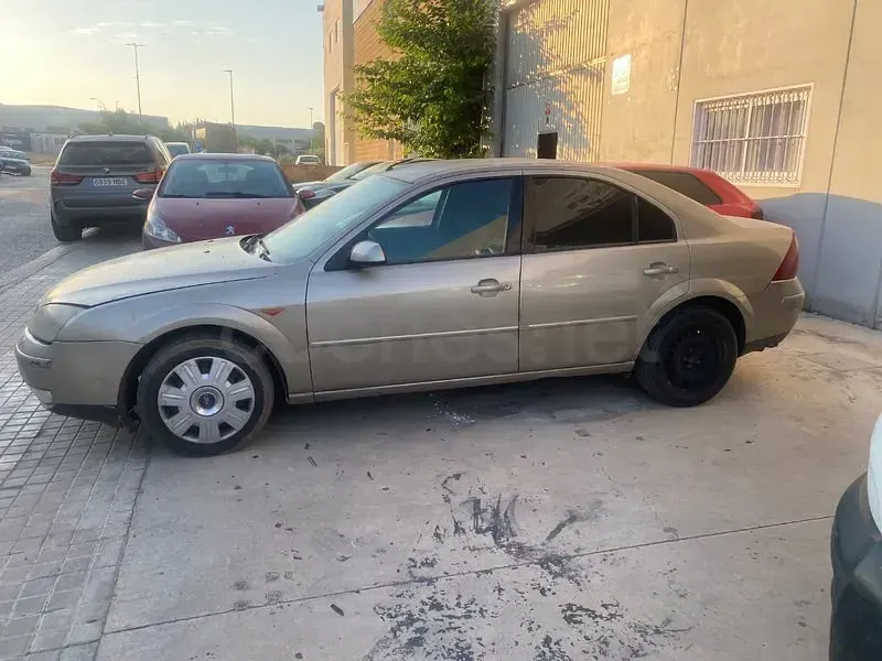 Usado Ford Mondeo Ambiente 115 CV (84 kW) 2002 Beige Berlina