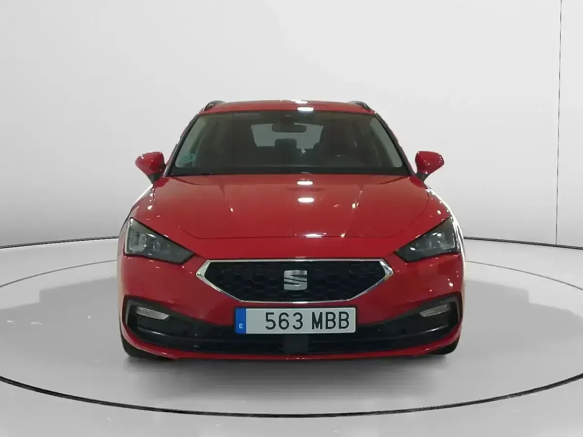 Usado Seat Leon Reference 116 CV (85 kW) 2022 Rojo Familiar