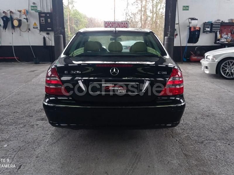 Usado Mercedes E220 Elegance 150 CV (110 kW) 2006 Negro Berlina