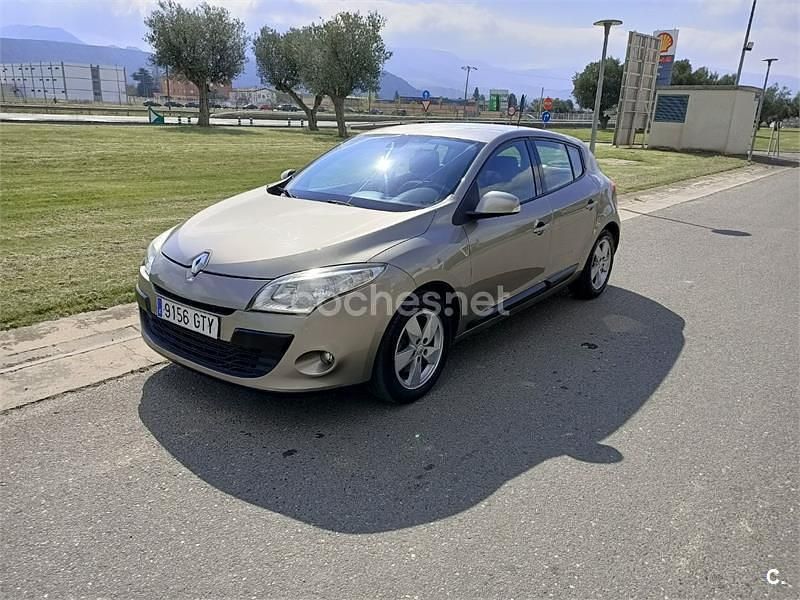 Usado Renault Mégane Dynamique 105 CV (77 kW) 2010 Beige Berlina
