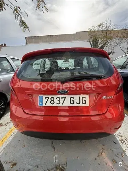 Usado Ford Fiesta Trend 82 CV (60 kW) 2008 Rojo Utilitario