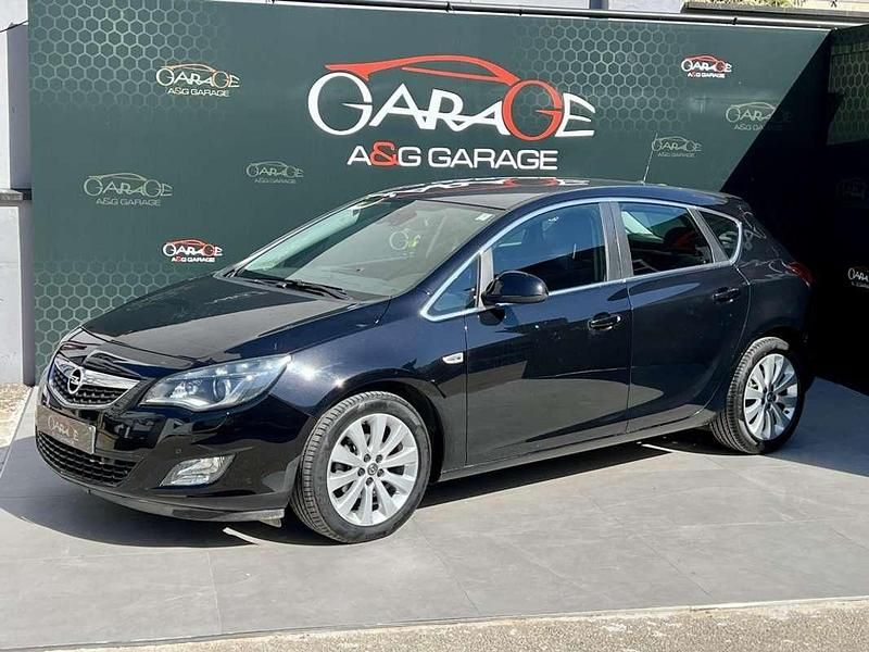 Usado Opel Astra Cosmo 116 CV (85 kW) 2010 Negro Utilitario