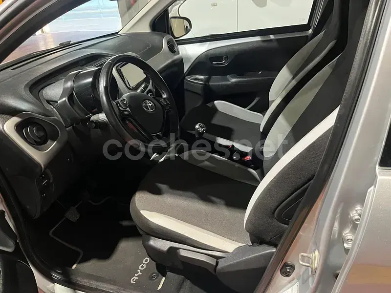 Usado Toyota Aygo X-play 72 CV (52 kW) 2018 Gris / plata Utilitario