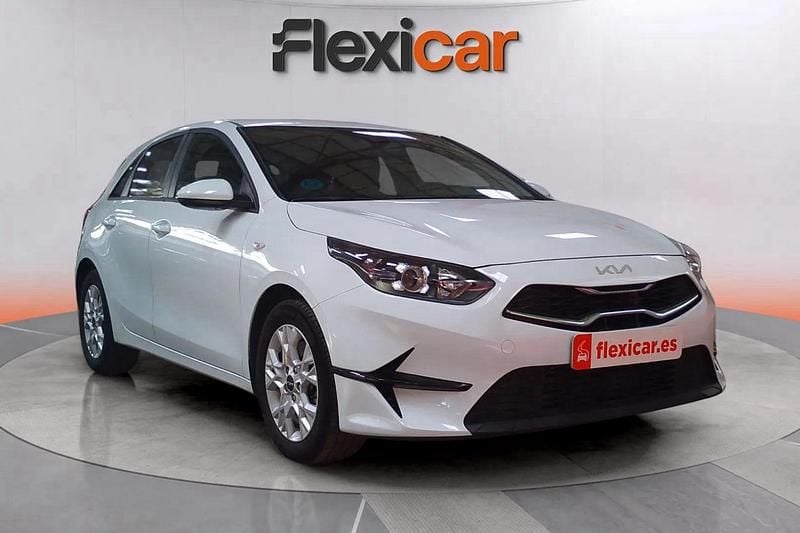 Blanco Usado 2022 Kia Ceed 2 Berlina | 12.470 € (Buen precio) - Imagen 1/4