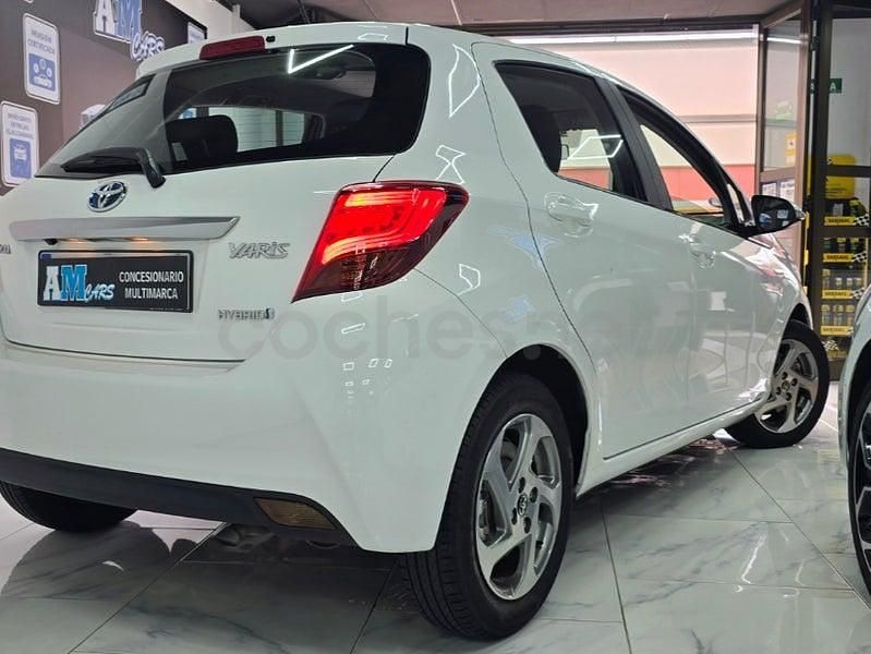 Usado Toyota Yaris Hybrid City 100 CV (73 kW) 2016 Blanco Berlina