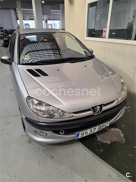 Usado Peugeot 206 75 CV (55 kW) 2001 Gris / plata Berlina