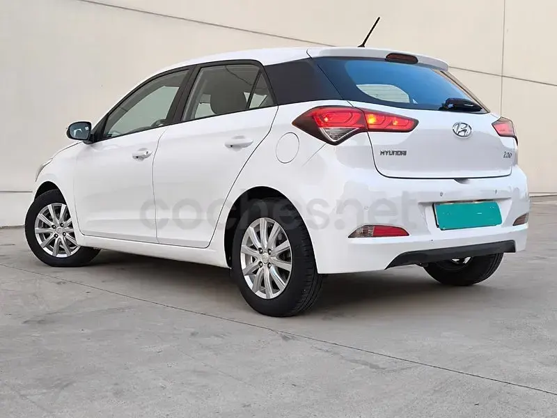 Usado Hyundai i20 84 CV (61 kW) 2016 Blanco Berlina