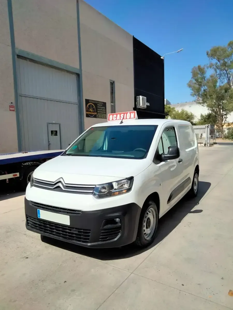 Usado Citroën Berlingo 102 CV (75 kW) 2021 Blanco Monovolumen
