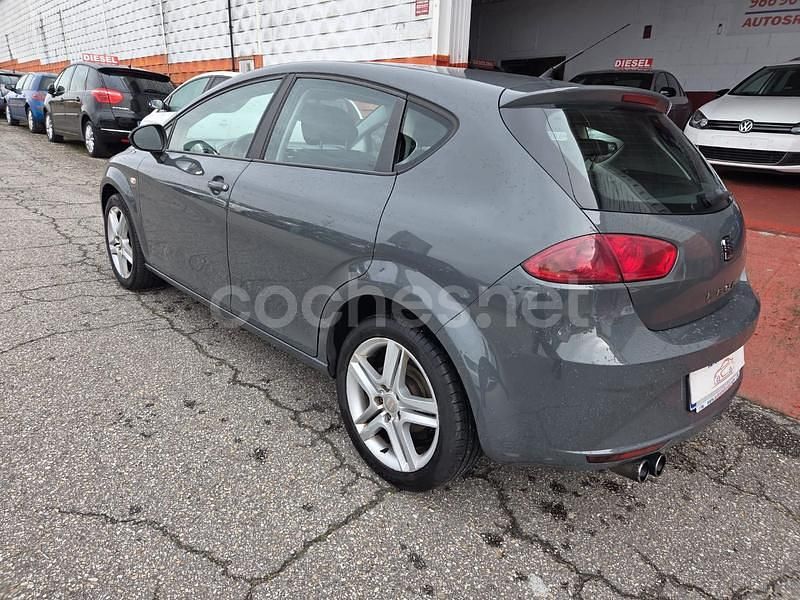 Usado Seat Leon Style 140 CV (102 kW) 2009 Gris / plata Berlina