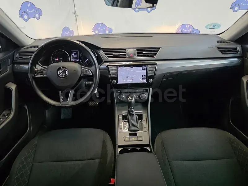 Usado Skoda Superb Active 120 CV (88 kW) 2017 Gris / plata Familiar
