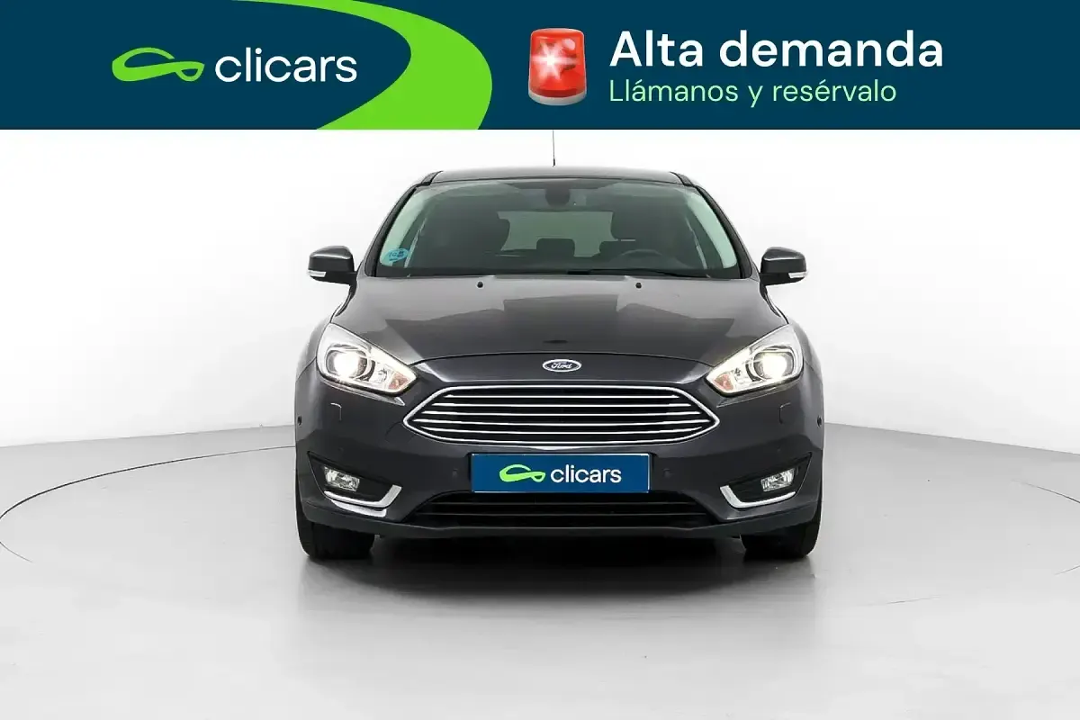 Käytetty Ford Focus Titanium 125 HP (91 kW) 2017 Harmaa Sedan