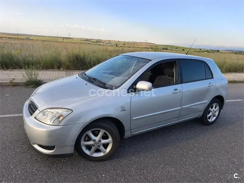 Usado Toyota Corolla Sol 110 CV (80 kW) 2002 Gris / plata Berlina